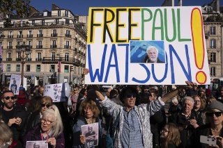 Manifestation mercredi à Paris en faveur de l'acceptation par la France de la demande d'asile politique déposée par Paul Watson. KEYSTONE/AP/Louise Delmotte